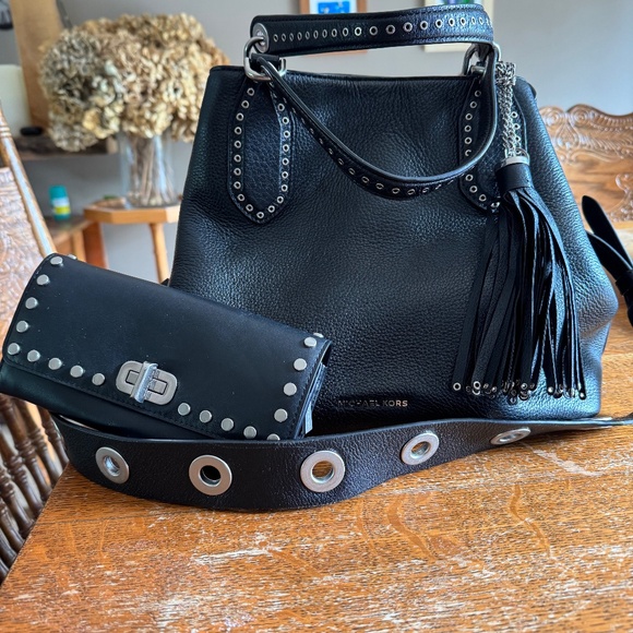Micheal Kors purse, black. - Picture 1 of 3